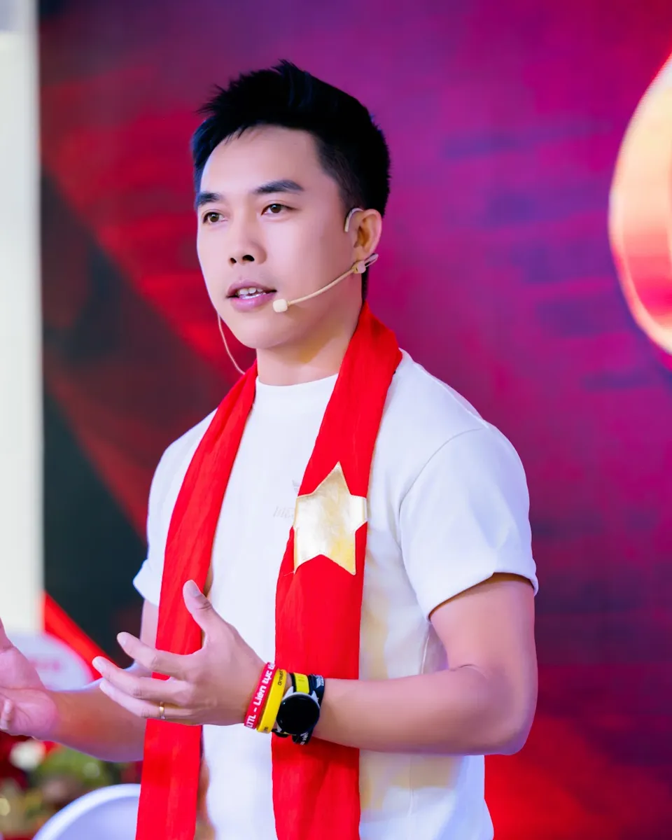 Thạc sĩ Nguyễn Đình Hiếu đứng giảng trên sân khấu GroupX Mastery