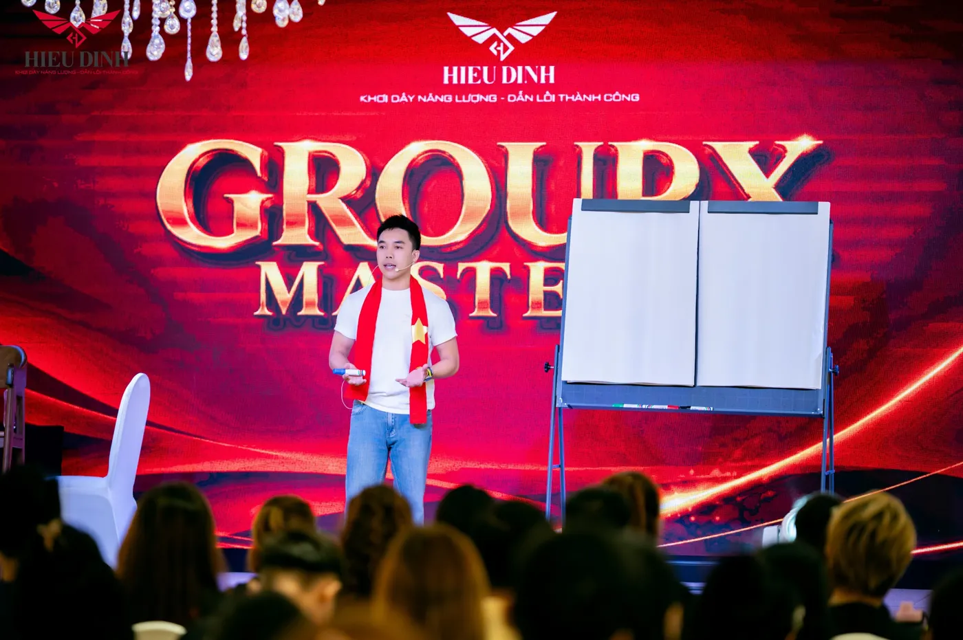 Thầy Hiếu đứng giảng trên sân khấu GroupX Mastery