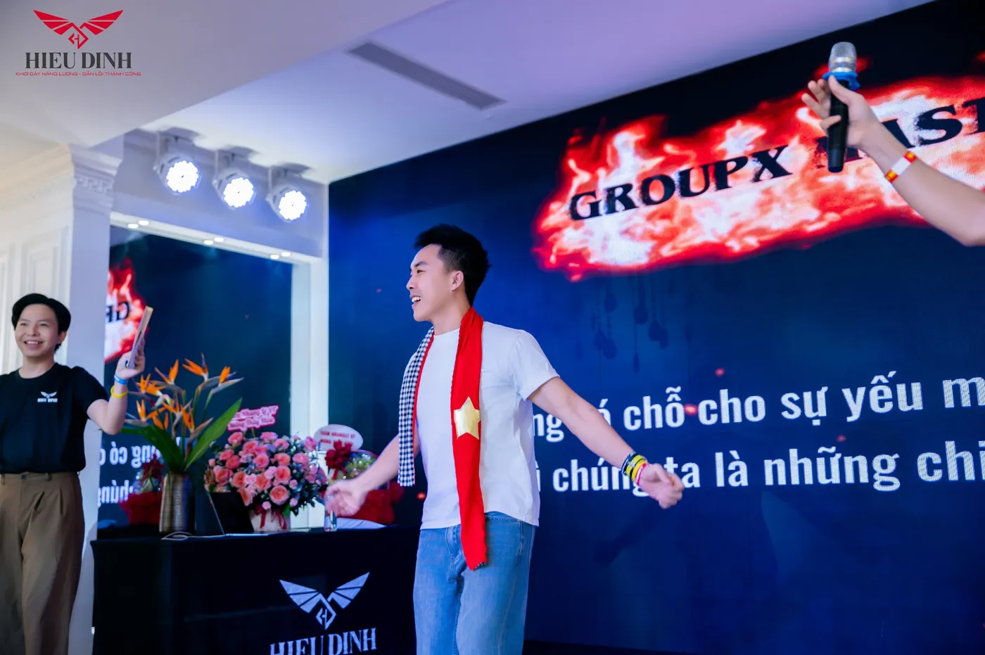 Thầy Hiếu trên sân khấu GroupX Mastery