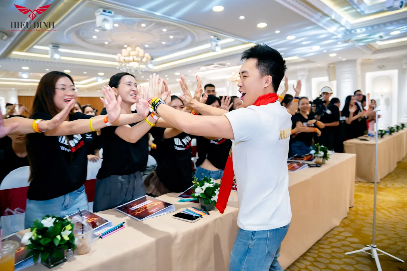 Thầy Hiếu tương tác cùng học viên giữa các dãy bàn